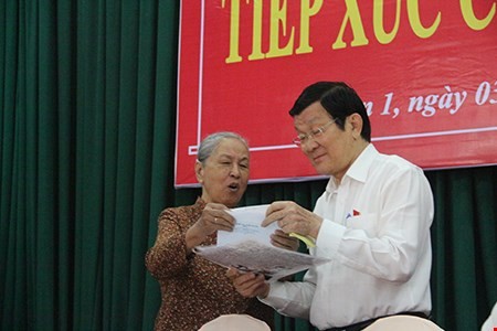 President Truong Tan Sang meets voters of HCMC’s district 1 - ảnh 1